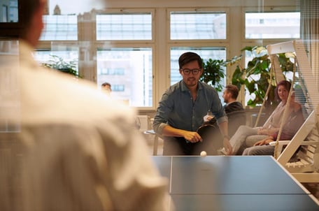regnskapsfører som slår ping pong baller i pausen